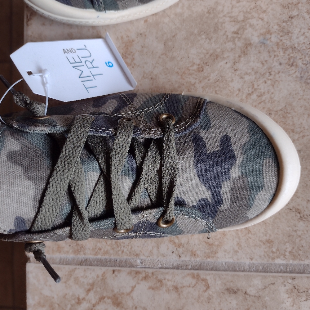 Time and Tru scrunch back sneakers size 6.0 camo